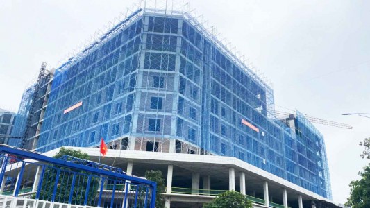 Hàng dài người dân xếp hàng nộp hồ sơ mua nhà ở xã hội tại Đông Anh, Hà Nội