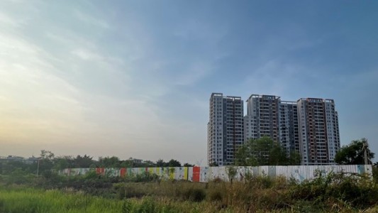 Tiền sử dụng đất vẫn là “nút thắt” lớn của thị trường bất động sản