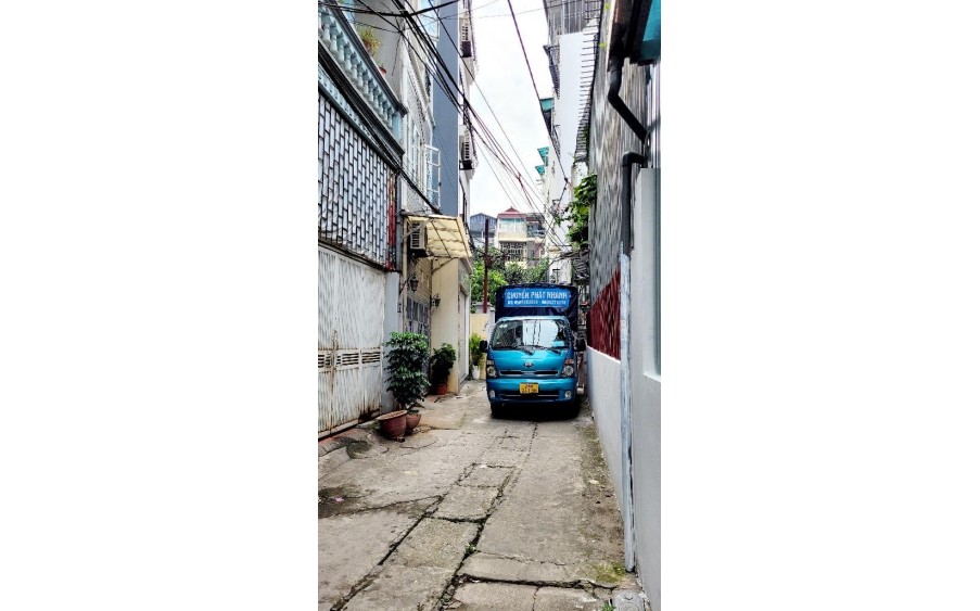 Bán nhà Lô góc Phố Bồ Đề , Dt 32m2 , 5 tầng , giá chào 6.2 tỷ . Ngõ to Ô tô vào nhà