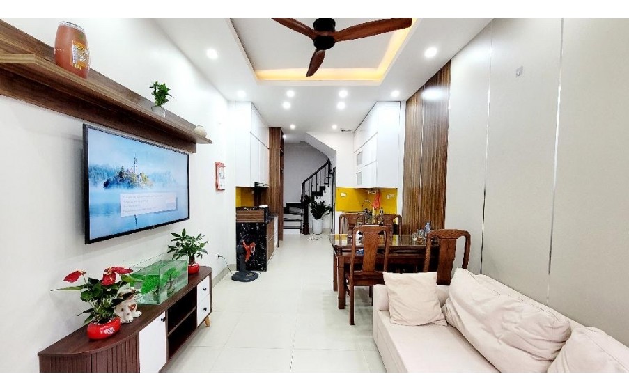 Bán nhà Lô góc Phố Bồ Đề , Dt 32m2 , 5 tầng , giá chào 6.2 tỷ . Ngõ to Ô tô vào nhà