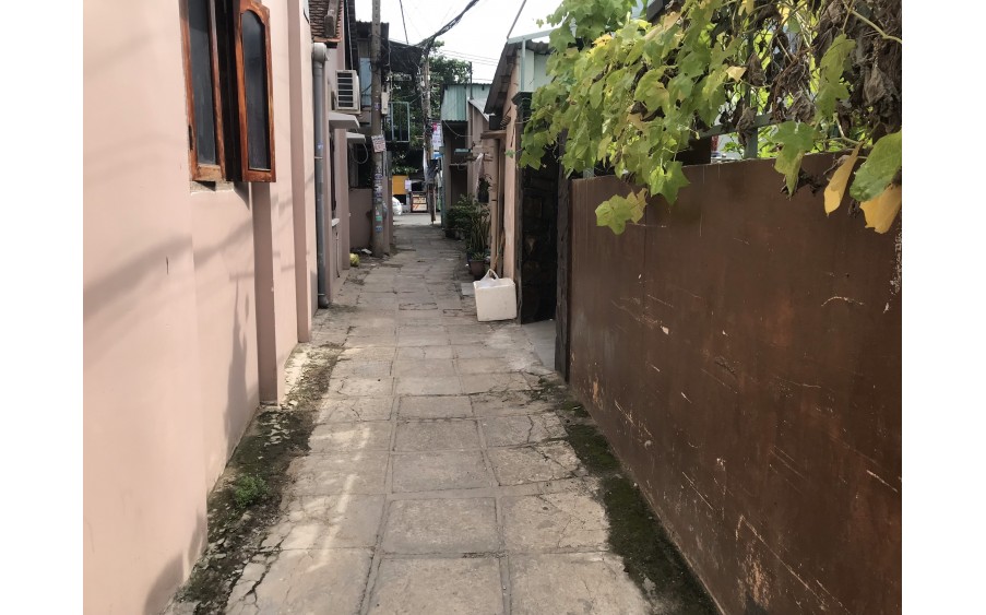 Lân Bán đất tặng nhà C4 gần Vincom Q,9, Ngã Tư Thủ Đức, 90m2, 3. PN, WC, Bếp,