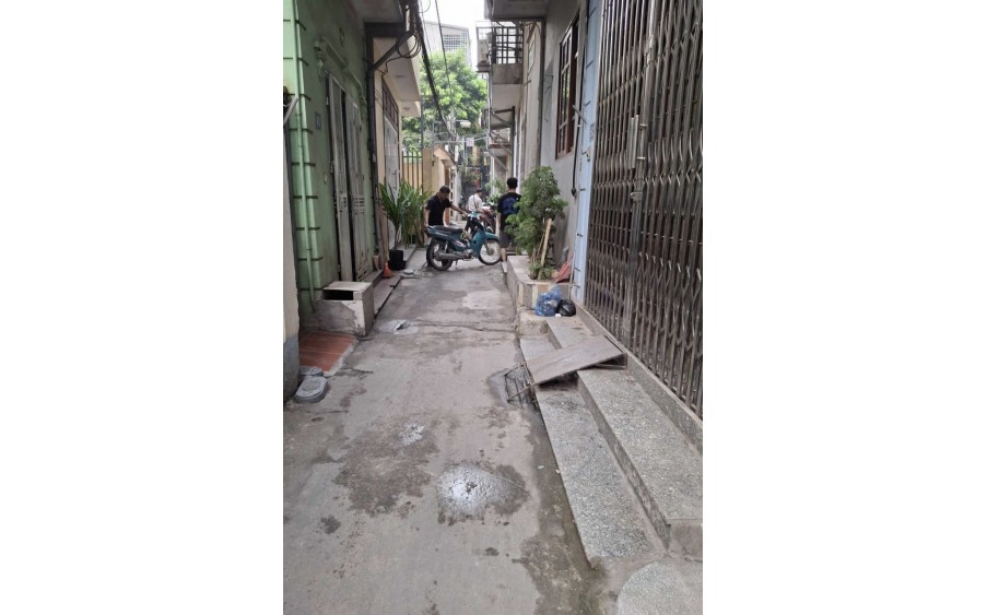 Bán gấp nhà 3 tầng lô góc thoáng rẻ nhất thị trường tại ngõ 30 Ngọc Thuỵ - Long Biên