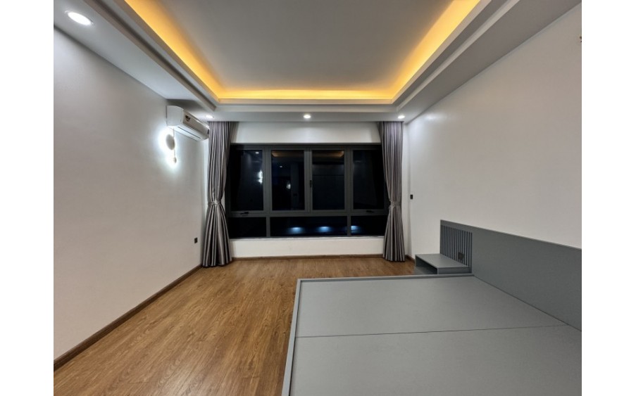 NHÀ PHỐ HỒNG TIẾN - GARA - THANG MÁY - Ô TÔ THÔNG TỨ TUNG – TIỆN ÍCH