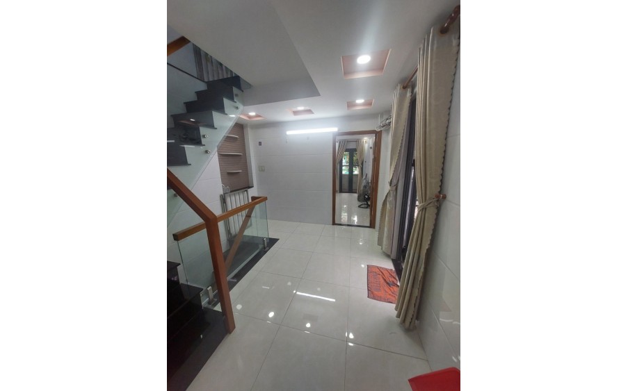 Bán nhà Thái Phiên, P8, Q11, 3 tầng đẹp, 4 phòng ngủ ở ngay, chỉ 7.6 tỷ