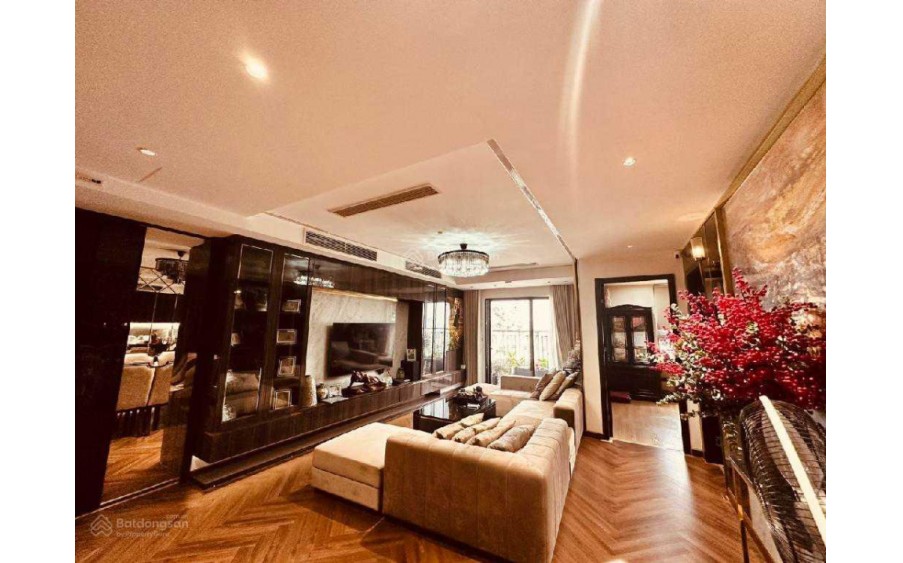 Hiếm! Căn 135m2 full nội thất cao cấp 3PN 4WC tầng trung hướng mát 10.8 tỷ