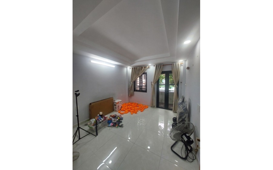 Bán nhà Thái Phiên, P8, Q11, 3 tầng đẹp, 4 phòng ngủ ở ngay, chỉ 7.6 tỷ