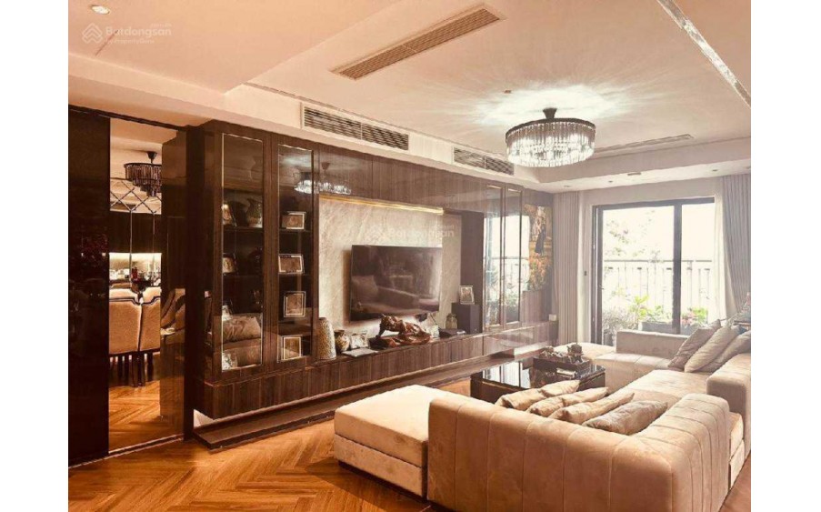 Hiếm! Căn 135m2 full nội thất cao cấp 3PN 4WC tầng trung hướng mát 10.8 tỷ