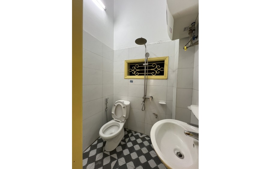 MỜI THUÊ NHÀ NGUYÊN CĂN NGÕ 678 ĐÊ LA THÀNH - 50M x 3 TẦNG - NHÀ MỚI - THOÁNG SÁNG
