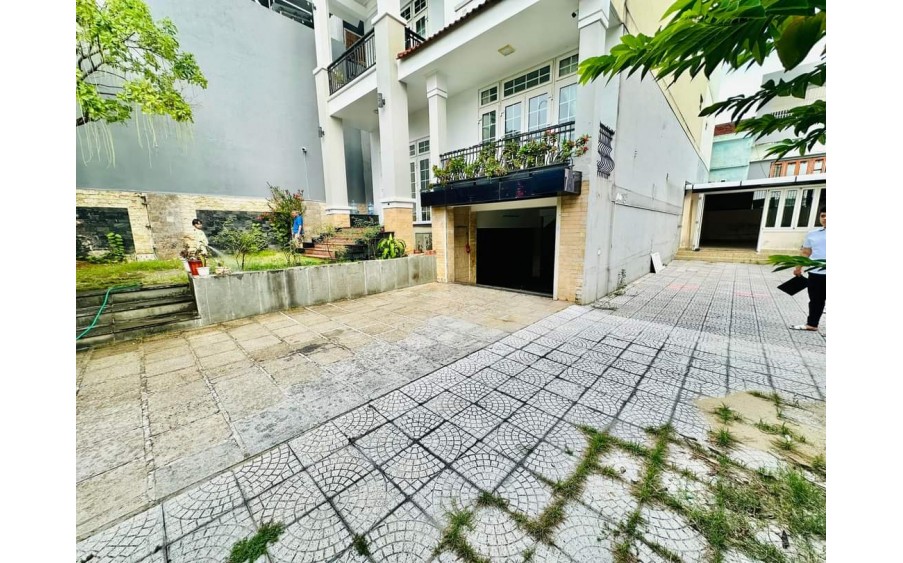 Cho thu.ê biệt thự sân vườn 4 tầng 30/4 14 phòng , 12WC kín , sân thượng , tầng hầm , có kho 60m2 ( ngang 15m , có thang máy )
