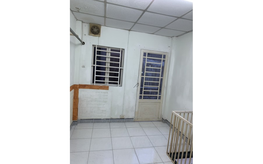 Cho thuê nhà nguyên căn 1 trệt, 1 lầu, ban công.