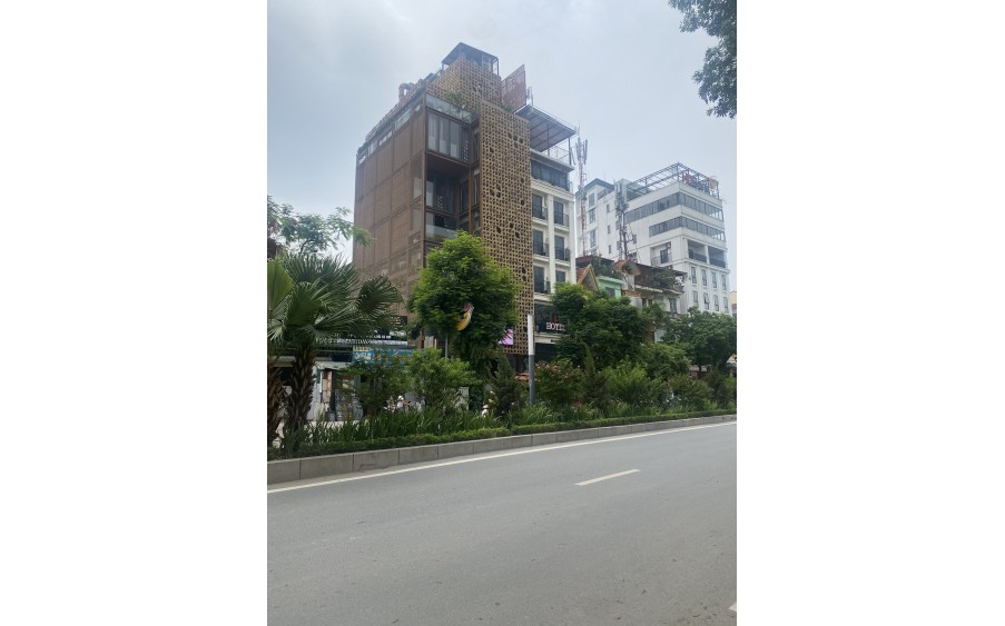 Nhà 8T x 115m2, MT 9,4m, Thang máy, đối diện Lotte. Mặt phố Lạc Long Quân Tây Hồ. Giá bán 76 tỷ.