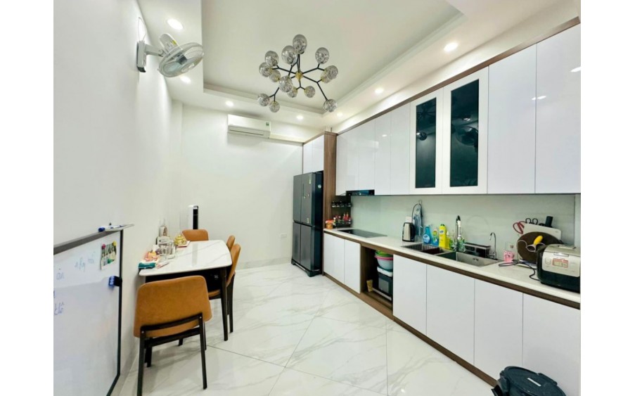 Bán nhà 6 tầng gara ô tô, thang máy  gần KDT Đền Lừ 48 m2 giá 12.5 tỷ.