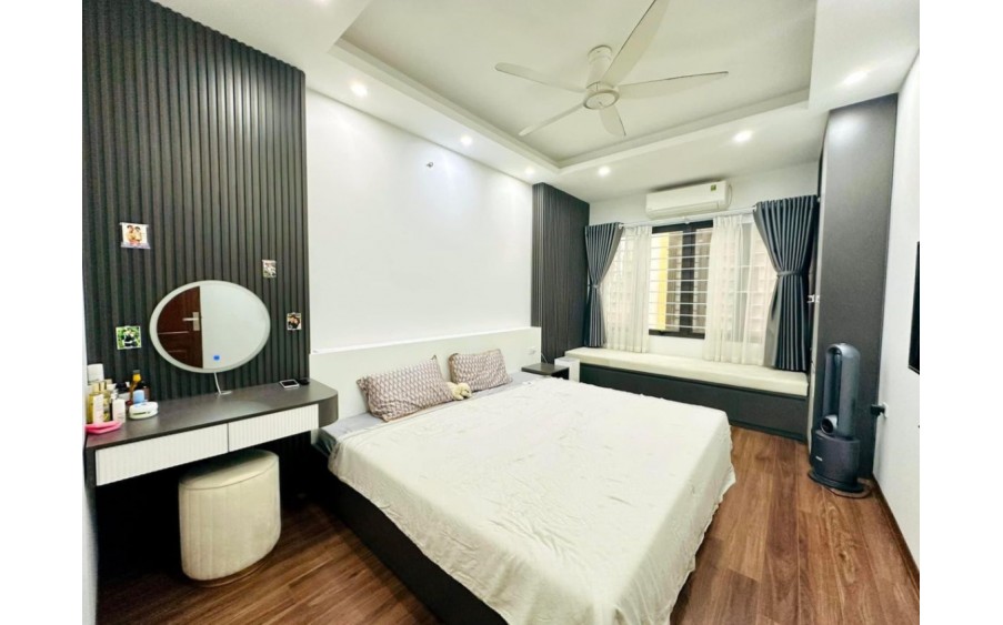 Bán nhà 6 tầng gara ô tô, thang máy  gần KDT Đền Lừ 48 m2 giá 12.5 tỷ.