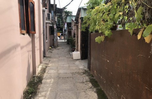 Lân Bán đất tặng nhà C4 gần Vincom Q,9, Ngã Tư Thủ Đức, 90m2, 3. PN, WC, Bếp,
