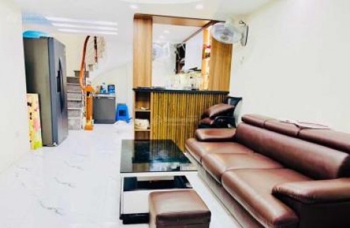 Bán gấp nhà Nguyễn Trãi, nội thất đẹp như hoa hậu, 5 tầng, chỉ việc xách vali đến ở, nhỉnh 4 tỷ