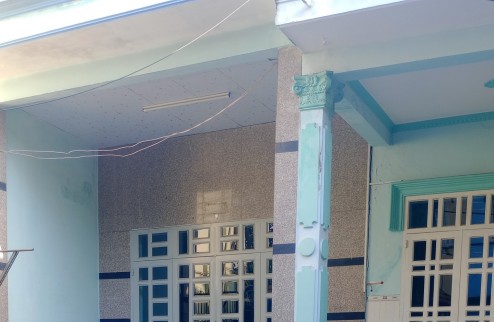 B.Á.N NHÀ CẤP 4, CÒN MỚI Ở NGAY, NỞ HẬU 8,6m, G.I.Á NHỈNH 5 .5 tỉ