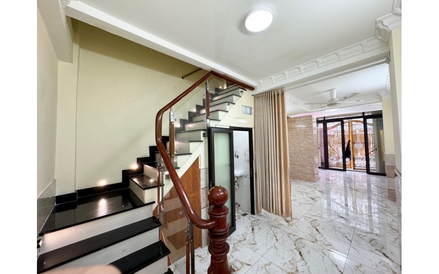 Bán Nhà Đường 3 Tháng 2 , Phường 2, Quận 11.DT 39m2 x 3 tầng (4 x 10). Giá 6.15 tỷ TL.