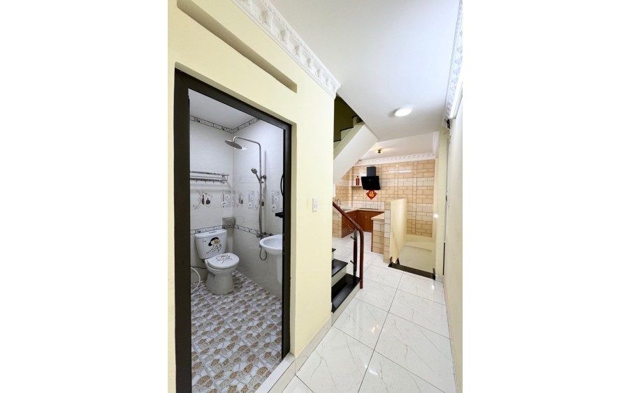 Bán Nhà Đường 3 Tháng 2 , Phường 2, Quận 11.DT 39m2 x 3 tầng (4 x 10). Giá 6.15 tỷ TL.