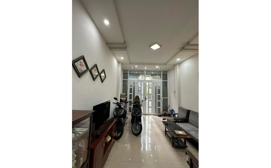 Bán Nhà Đường 3 Tháng 2 , Phường 2, Quận 11.DT 39m2 x 3 tầng (4 x 10). Giá 6.15 tỷ TL.