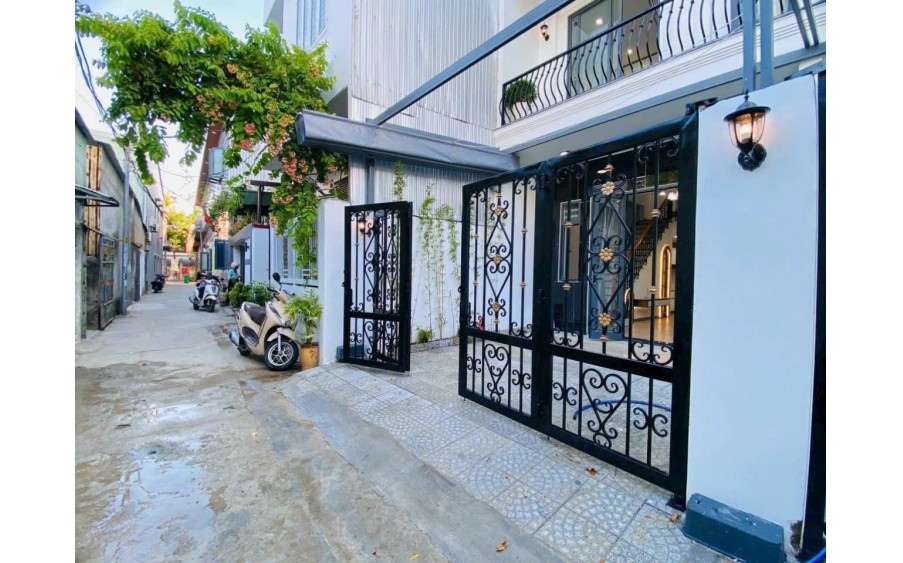 Nhà Tân Cổ Điển Hoà Minh gần Bến Xe TT  khu phố sầm uất Nguyễn Huy Tưởng