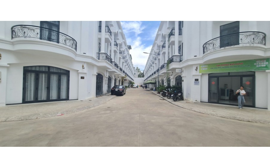 Nhà phố tiện nghi, gần chợ Tây Ninh, giá cực tốt
