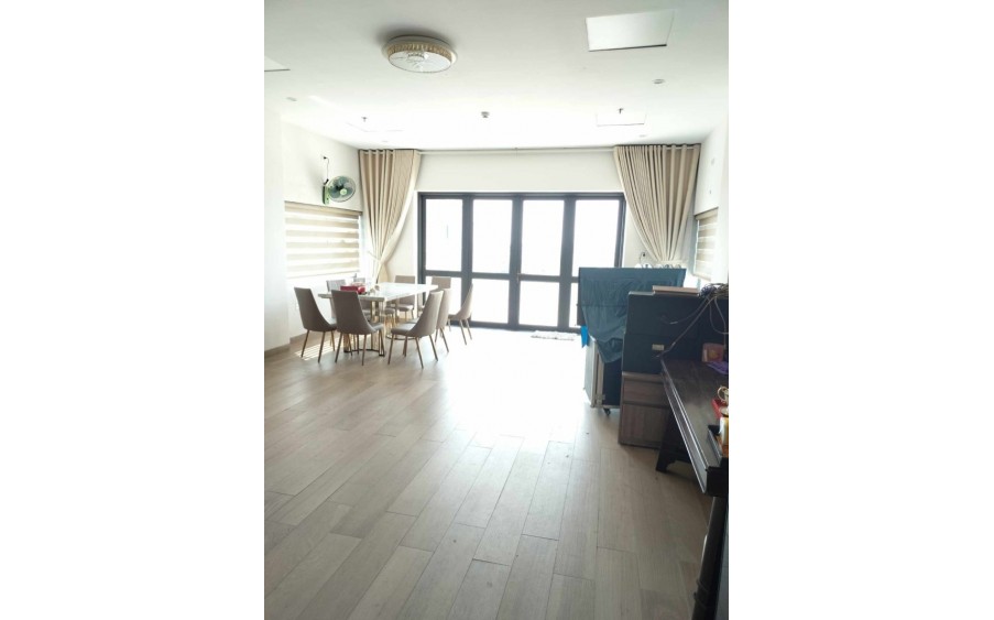 BIỆT THỰ ĐẲNG CẤP, NỘI THẤT NHẬP KHẨU, CẦU THANG, CỬA TOÀN GỖ QUÝ, DT KHỦNG 600M2 . GIÁ  19.5 TỶ