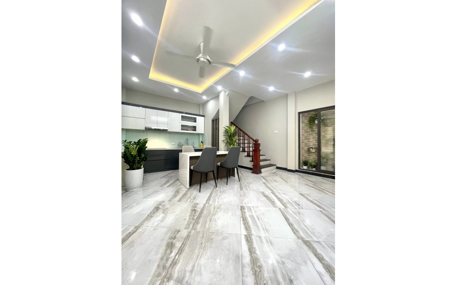 Bán nhà Kim Ngưu, 36m2, 5 tầng, mặt tiền 5.7m, giá 8,2 tỷ, đẹp mới, ô tô con đỗ cửa