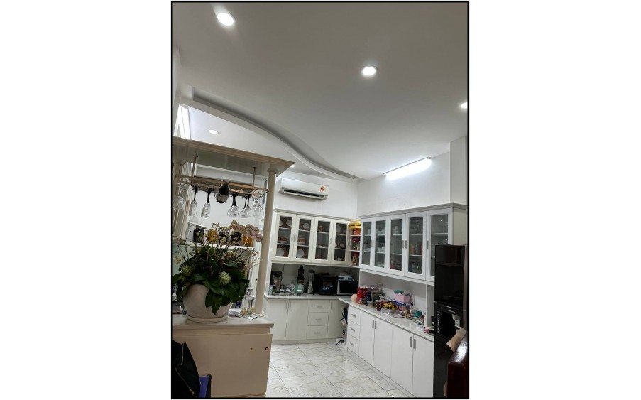 Bán rẻ nhà đẹp 1 trệt 3 lầu Lê Văn Sỹ Quận 3 TP.HCM
