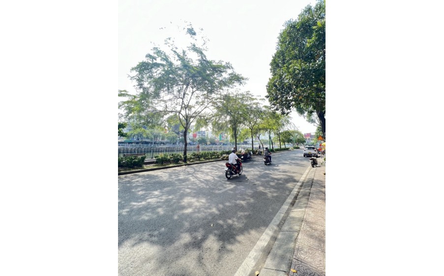 Bán nhà Mặt tiềnTtrường Sa, P13, Q3, 5 tầng, có thang máy, vị trí siêu đỉnh, chỉ 32 tỷ