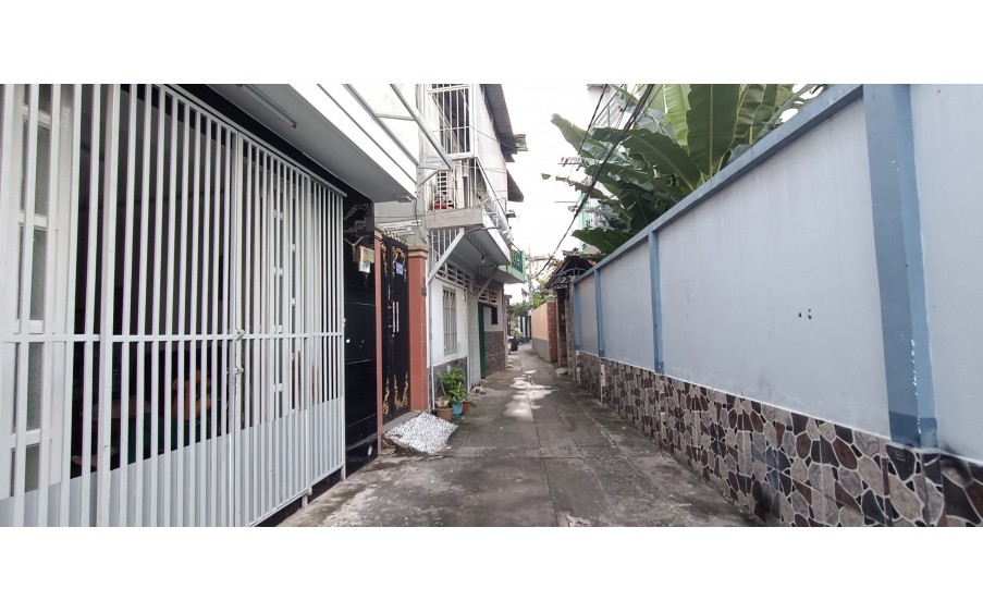 Ngay Emart 1 - Hẻm thông 3m - DT 4.5x10m - 2T đúc - SHR