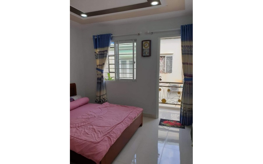 Ngay Emart 1 - Hẻm thông 3m - DT 4.5x10m - 2T đúc - SHR