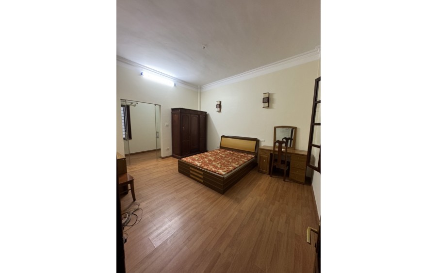 Cho thuê nhà 120m2, ô tô tránh ở sát công viên Thủ Lệ, Ba Đình. 30tr