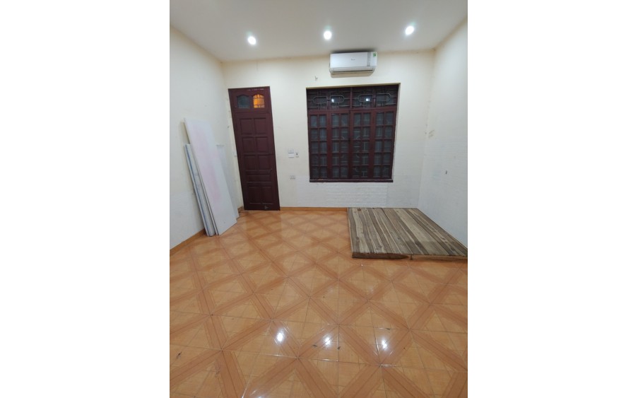 Cho thuê nhà ô tô cất trong nhà ở Trương Định, Hoàng Mai. 12tr