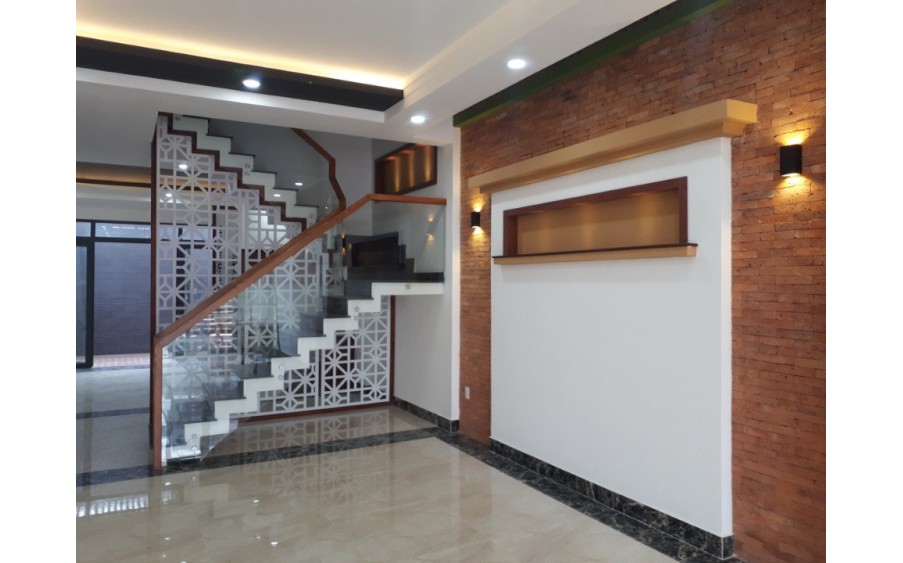 Nhà mặt tiền hẻm lớn, 5x24m, 3 lầu, 4pn 5wc phù hợp ở, văn phòng công ty...