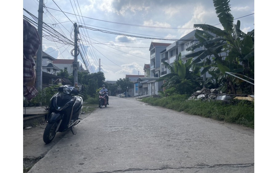 hàng đẹp nhỏ xinh vừa túi tiền 
50m full thổ - đường xe tải chỉ nhỉnh 1 tỷ 
- ngay chợ lam điền , chương mỹ 
- cách thị trấn chúc sơn chỉ 2km 
Liên