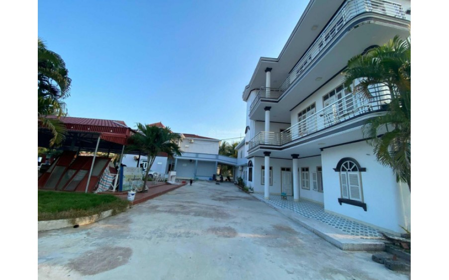 Khách sạn biển Quất Lâm 5500m2 - 3 mặt tiền - 20 phòng, dòng tiền 200 triệu/tháng, giá 11 tỷ