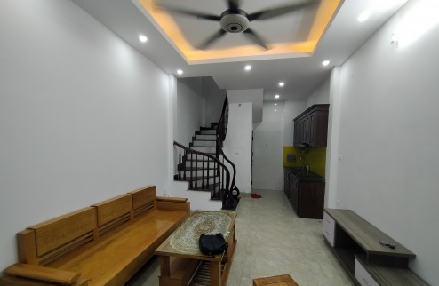 Cực đẹp Long Biên, 5p tới Vòng Xoay Nguyễn Văn Cừ, sổ vuông A4 5 tầng chỉ hơn 3 tỷ
