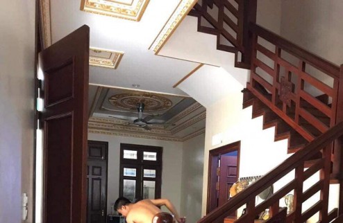 Chuyển nhượng căn nhà lô góc 3 mặt tiền tại Văn Môn