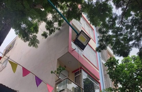 HIẾM ! KDT Kiến Hưng , Phân Lô, Vỉa Hè, Gara Ô Tô, 50M 5 Tầng 6 Ngủ, chỉ 9.5TY.  Tầng 1 có gác lửng làm phòng khách, trần nhà ốp gỗ, nội thất sin sò