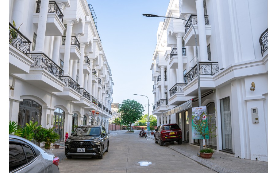 Nhà phố 1 trệt 3 lầu sổ hồng sẵn thành phố Tây Ninh