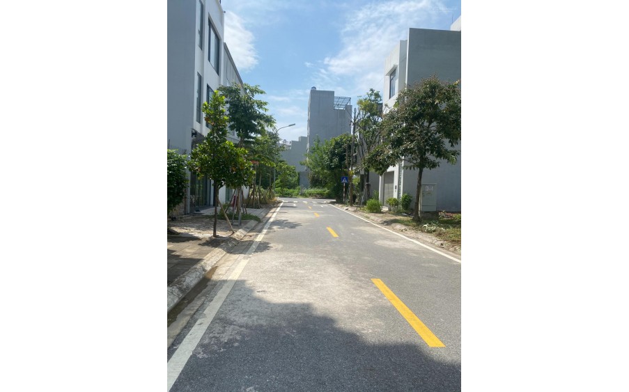 Bán đất Thanh Am Long Biên DT 90m2, ô tô vào đất, vỉa hè 3m, kết nối giao thông thuận tiện chỉ nhỉnh 100tr/m2