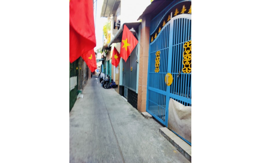 CĂN  ĐÔI NHÀ ĐẸP TẶNG THANG MÁI. SÂN  TRƯỚC, SÂN SAU THÔNG THOÁNG.HẺM ĐƯỜNG KINH DOANH BUÔN BÁN.