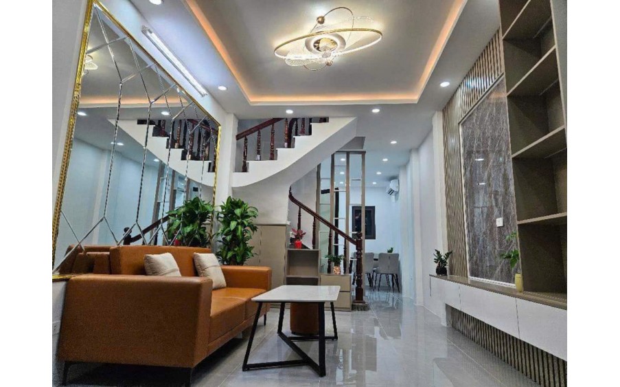 Anh trai nhờ bán gấp nhà phố Trạm 38m,5tầng ,oto đỗ cổng ,gần sân Golf , hàng xóm Aeonmall_ chỉ 4,8 tỷ