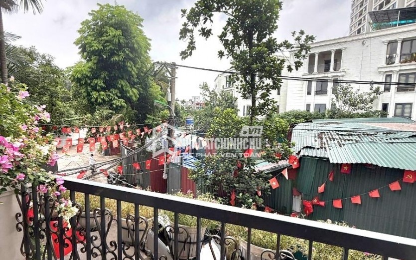 Diện tích 39/48m2, mặt tiền 3.7m, xây 5 tầng + tum cực chắc chắn, thiết kế hiện đại, công năng đầy đủ.