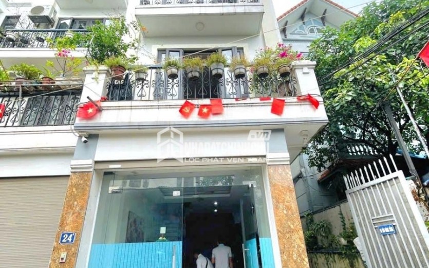 Diện tích 39/48m2, mặt tiền 3.7m, xây 5 tầng + tum cực chắc chắn, thiết kế hiện đại, công năng đầy đủ.