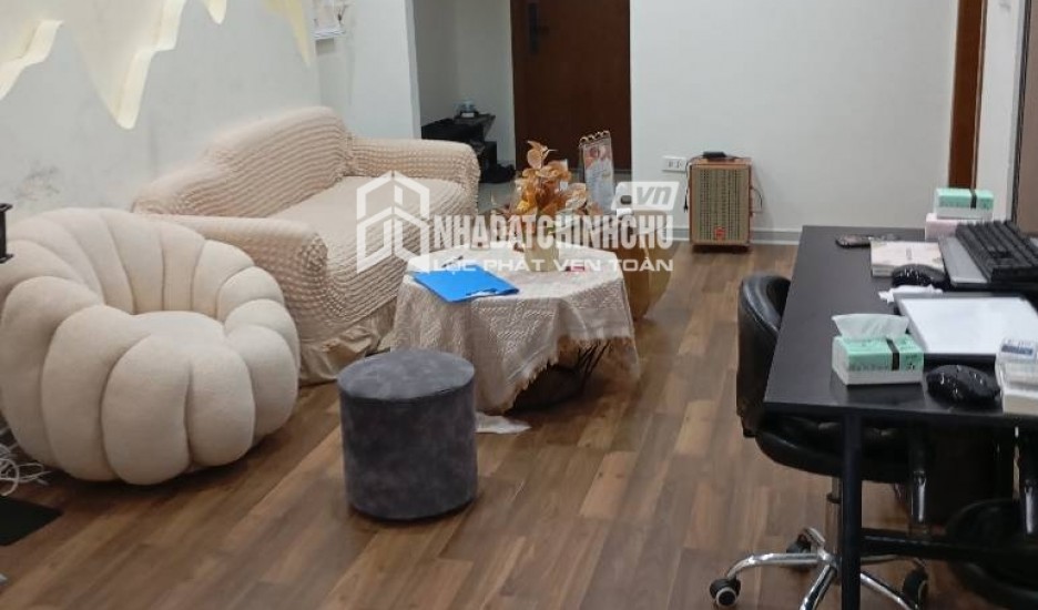 Căn hộ chung cư tại Goldmark City, với diện tích 77,7 m2, 3 phòng ngủ và 2 phòng tắm, hướng cửa chính Đông Nam, ban công Tây Bắc.   - Giá: 7,5 tỷ VND.