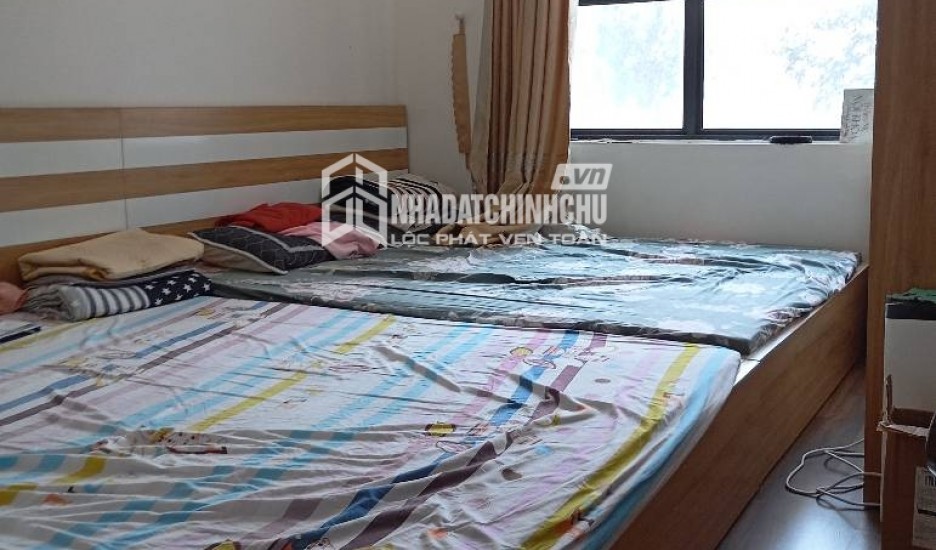 Căn hộ chung cư tại Goldmark City, với diện tích 77,7 m2, 3 phòng ngủ và 2 phòng tắm, hướng cửa chính Đông Nam, ban công Tây Bắc.   - Giá: 7,5 tỷ VND.