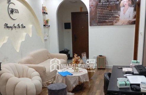 Căn hộ chung cư tại Goldmark City, với diện tích 77,7 m2, 3 phòng ngủ và 2 phòng tắm, hướng cửa chính Đông Nam, ban công Tây Bắc.   - Giá: 7,5 tỷ VND.