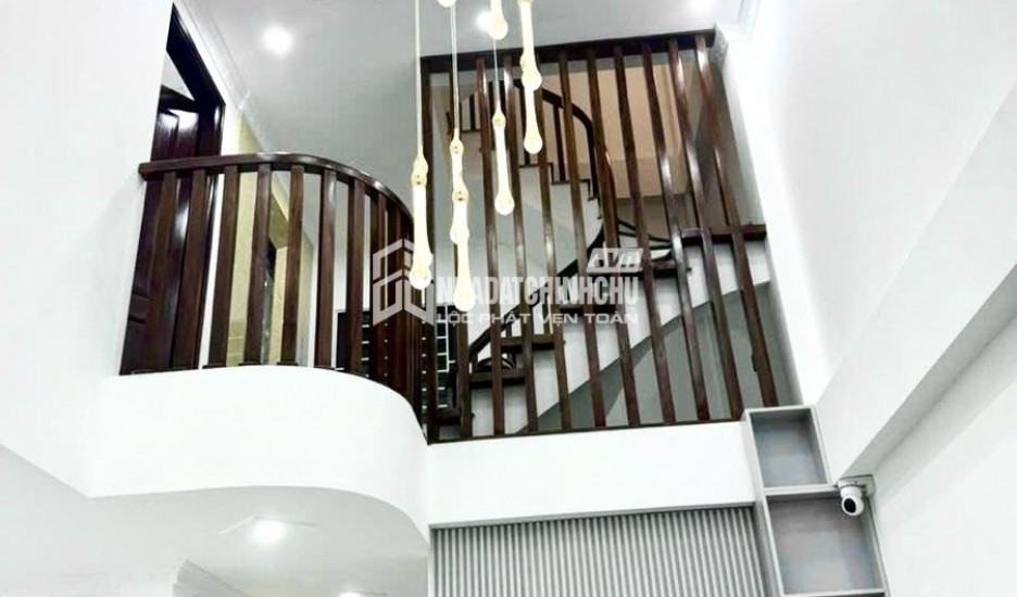 Nhà mặt đường chân đê Ngọc Thụy, Bắc Biên oto tránh KD 95m 5 tầng, mặt tiền: 4.5m 12 tỷ 9
