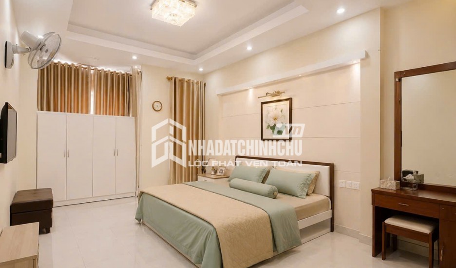 Bán tòa nhà phố Trần Hưng Đạo cột đồng hồ Hạ Long vị trí đắc địa đang cho thuê 2,3 tỷ/năm
